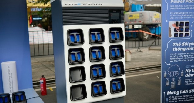 Trạm đổi pin của 3 hãng xe máy điện VinFast, Honda và Selex Motors tại Việt Nam có gì khác nhau?